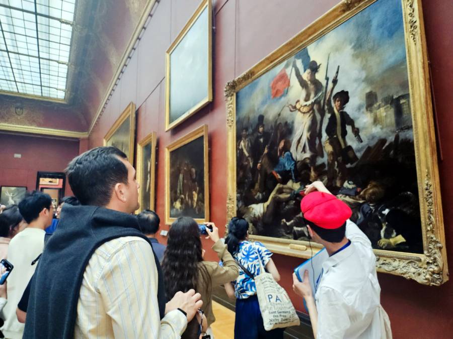 Guided Tour vs Self-Guided Visit
