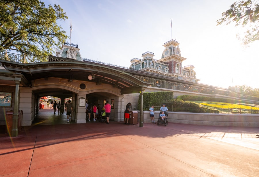 How to Avoid the Busiest Hours at Popular Attractions